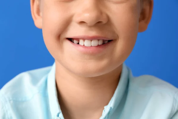 Lächelnder Kleiner Junge Auf Blauem Hintergrund Nahaufnahme — Stockfoto