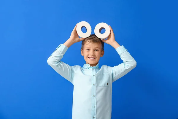 Забавный Маленький Мальчик Рулонами Туалетной Бумаги Синем Фоне — стоковое фото