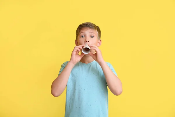 Amuzant Băiețel Tub Carton Pentru Hârtie Igienică Fundal Galben — Fotografie, imagine de stoc