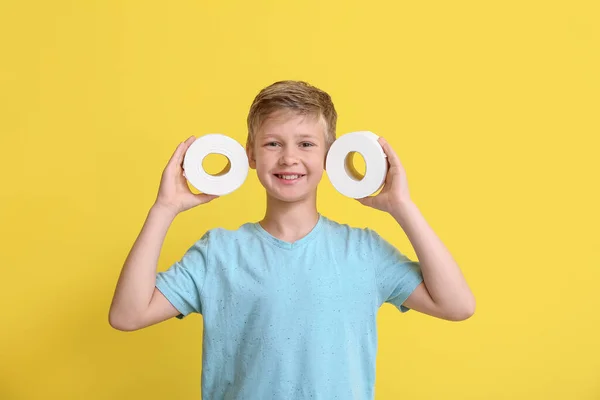 Petit Garçon Drôle Avec Des Rouleaux Papier Toilette Sur Fond — Photo