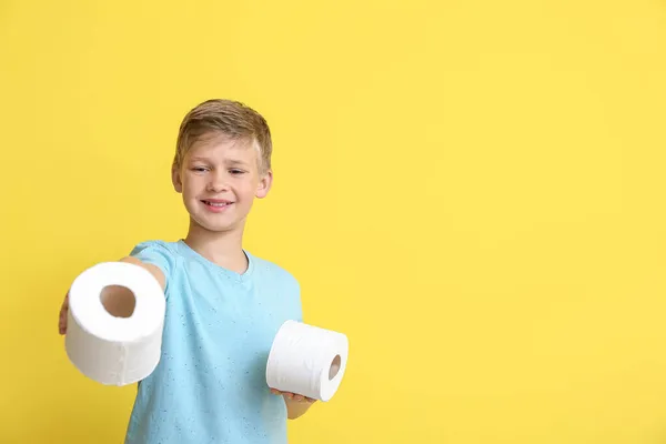 Cute Little Boy Rolkami Papieru Toaletowego Żółtym Tle — Zdjęcie stockowe
