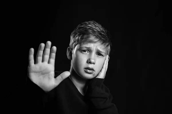 Расстроенный Маленький Мальчик Показывает Стоп Жест Черном Фоне — стоковое фото