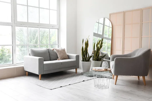 Moderno Salón Interior Con Elegante Espejo Sofá —  Fotos de Stock