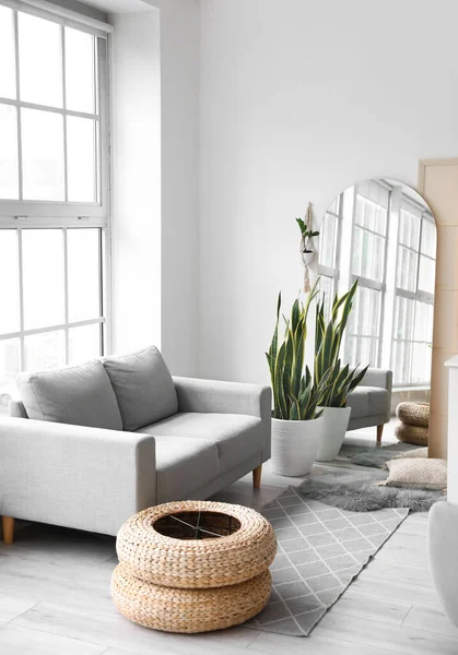 スタイリッシュなミラーとソファ付きのモダンなリビングルームのインテリア — ストック写真