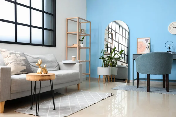 Modernes Wohnzimmer Mit Stilvollem Spiegel Sofa Und Sessel — Stockfoto