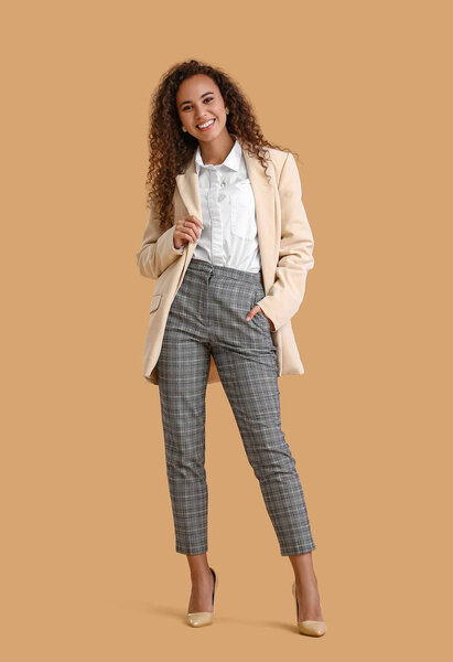 Модная афроамериканка на цветном фоне