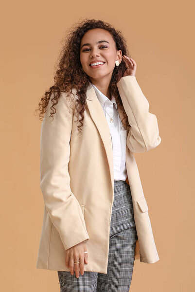 Модная афроамериканка на цветном фоне