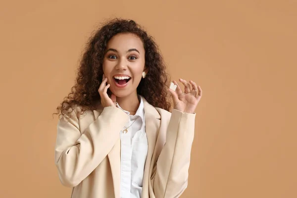 Happy African American Woman Chewing Gum Color Background — Stock Photo, Image