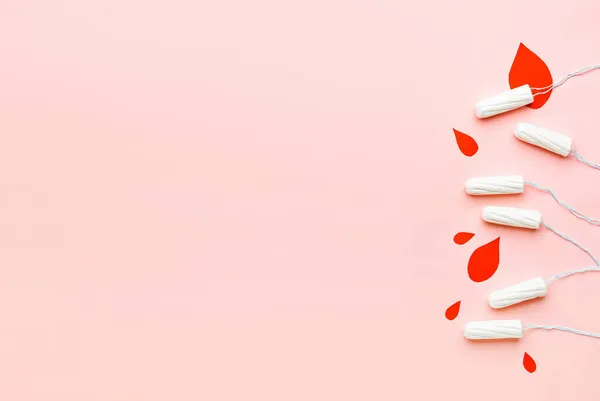 Menstruationstampons Und Papierbluttropfen Auf Rosa Hintergrund — Stockfoto