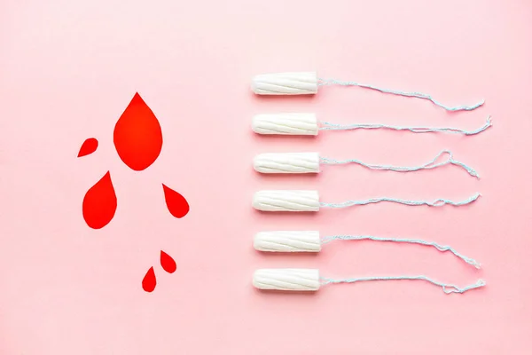 Tampon Menstruasi Dan Tetes Darah Kertas Pada Latar Belakang Merah — Stok Foto