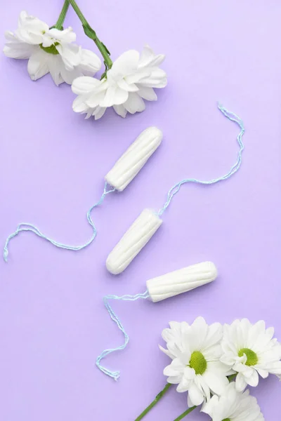 Tampões Menstruais Flores Fundo Cor — Fotografia de Stock
