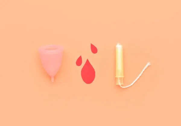Menstruační Pohár Tampón Papírové Kapky Krve Barevném Pozadí — Stock fotografie