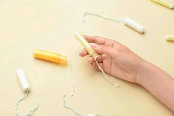 Vrouwelijke Hand Met Menstruatietampons Gele Achtergrond — Stockfoto