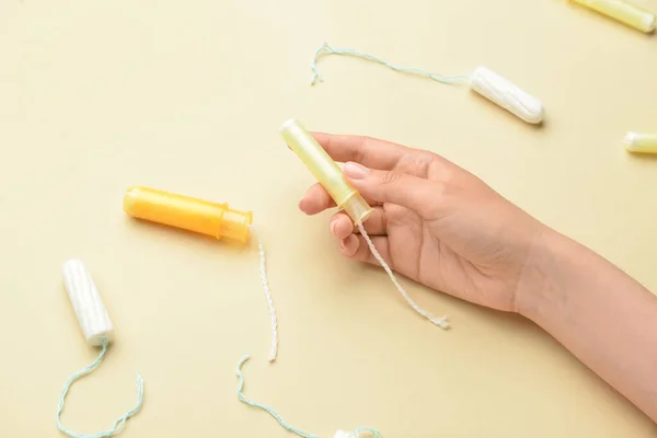 Női Kéz Menstruációs Tamponokkal Sárga Alapon — Stock Fotó