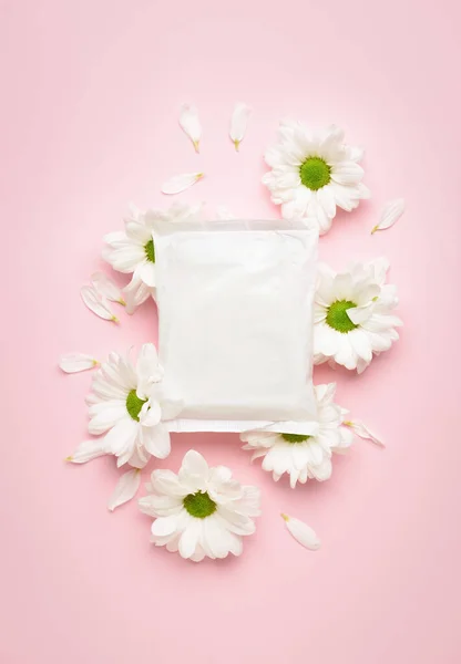 Almofada Menstrual Flores Fundo Rosa — Fotografia de Stock