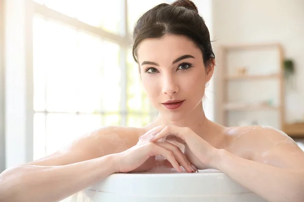 Bella Giovane Donna Che Bagno Casa Primo Piano — Foto Stock