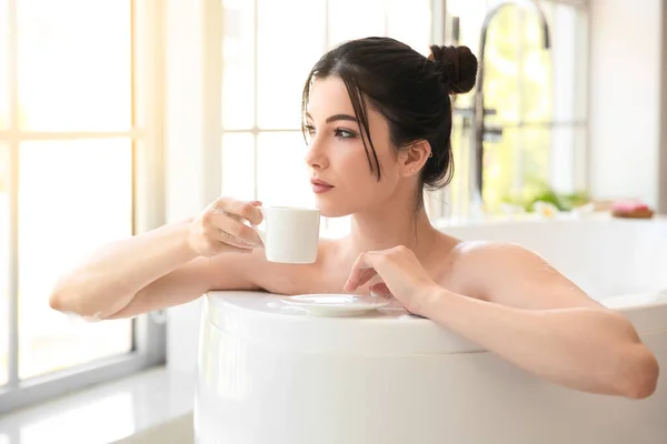 Mujer Bastante Joven Tomando Baño Con Taza Café Casa — Foto de Stock