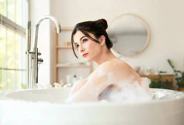 Mujer Bastante Joven Tomando Baño Con Espuma Casa —  Fotos de Stock