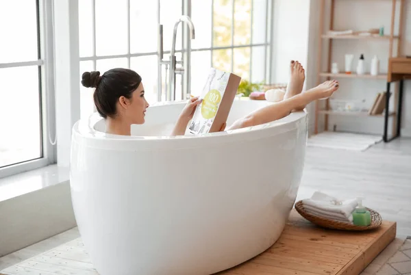 집에서 목욕하면서 잡지를 — 스톡 사진