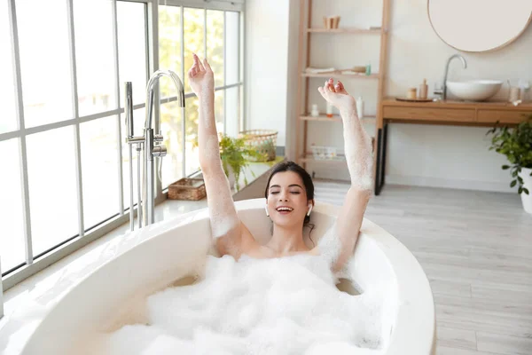 Mujer Joven Relajada Con Auriculares Tomando Baño Casa —  Fotos de Stock