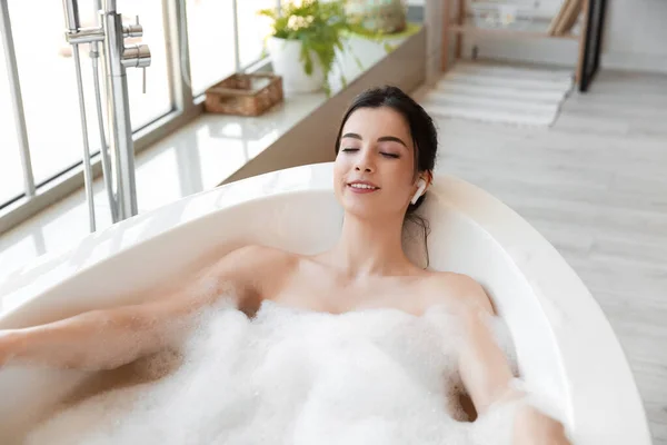 Jovem Relaxada Com Fones Ouvido Tomando Banho Casa — Fotografia de Stock