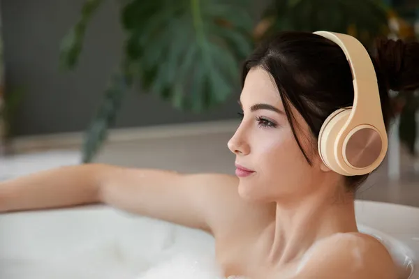 Jeune Femme Détendue Dans Casque Prenant Bain Maison — Photo