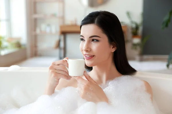 Mujer Joven Relajada Con Taza Café Tomando Baño Casa —  Fotos de Stock