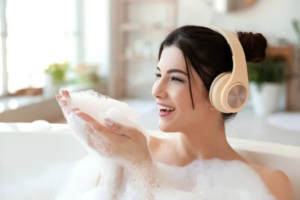 Jolie Jeune Femme Casque Soufflant Mousse Dans Baignoire — Photo