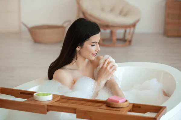 Relaxado Jovem Mulher Tomando Banho Com Loofah Casa — Fotografia de Stock
