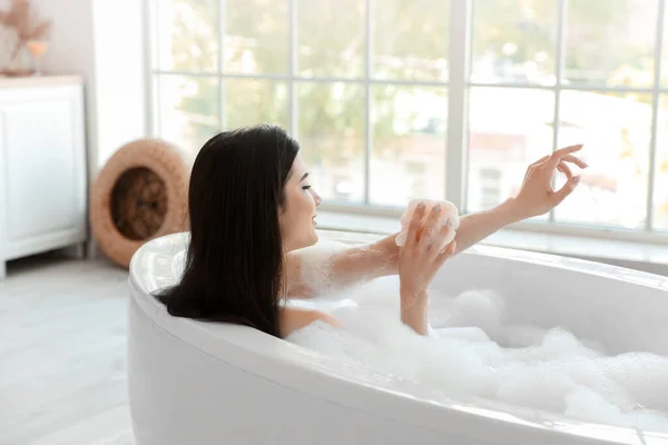 Relaxado Jovem Mulher Tomando Banho Com Loofah Casa — Fotografia de Stock