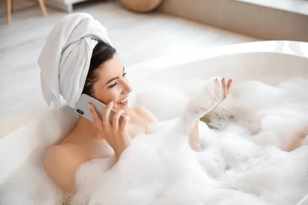 Jovem Feliz Falando Por Telefone Celular Enquanto Toma Banho Casa — Fotografia de Stock