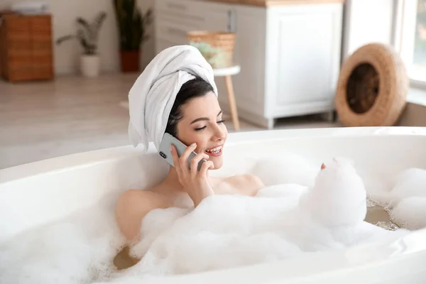 Mujer Joven Feliz Hablando Por Teléfono Móvil Mientras Toma Baño —  Fotos de Stock