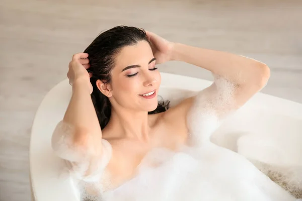 Relaxado Jovem Mulher Tomando Banho Casa — Fotografia de Stock
