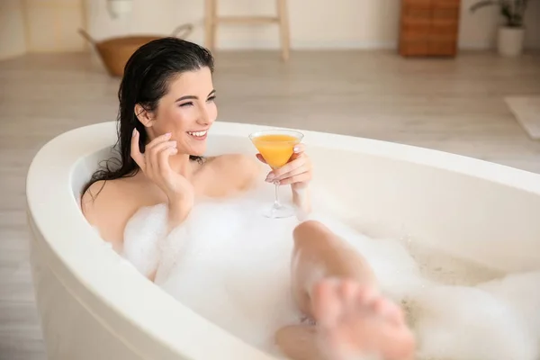 Mulher Bonita Tomando Banho Relaxante Com Coquetel Casa — Fotografia de Stock