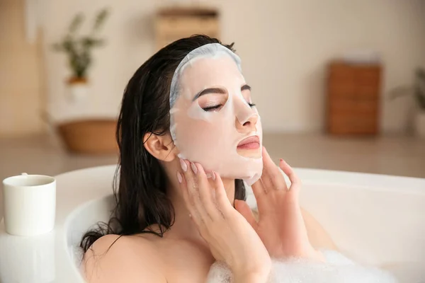 Mulher Bonita Com Máscara Facial Lençol Tomando Banho Casa — Fotografia de Stock