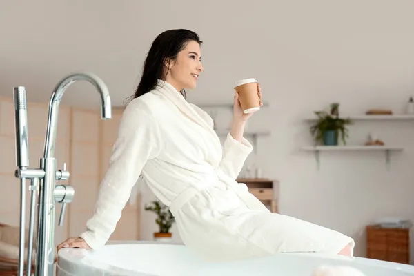 Hübsche Junge Frau Mit Tasse Kaffee Nach Dem Bad Hause — Stockfoto