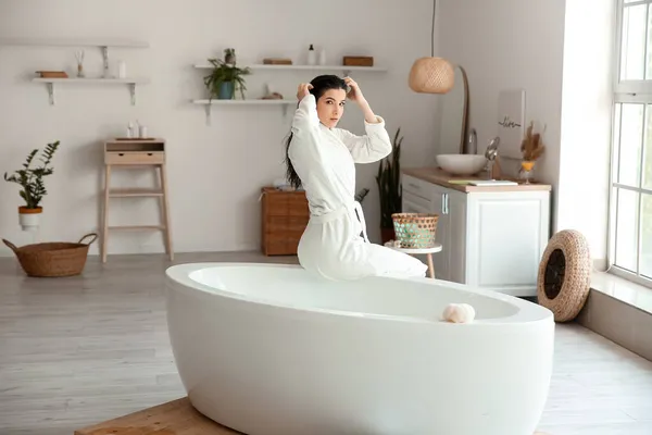 Relaxado Jovem Mulher Roupão Banho Depois Tomar Banho Casa — Fotografia de Stock