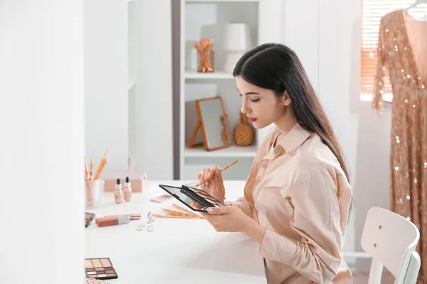 Beautiful Young Woman Brush Eyeshadows Palette Dressing Room — Stock Photo, Image