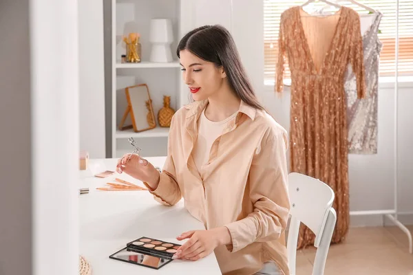 Hermosa Joven Con Rizador Pestañas Vestidor — Foto de Stock