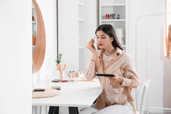 Beautiful Young Woman Applying Eyeshadows Dressing Room — Stock Photo, Image