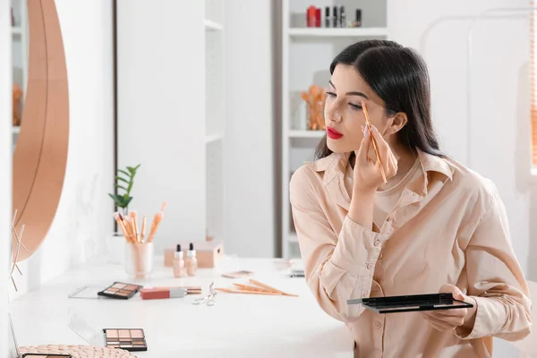 Beautiful Young Woman Applying Eyeshadows Dressing Room — Stock Photo, Image