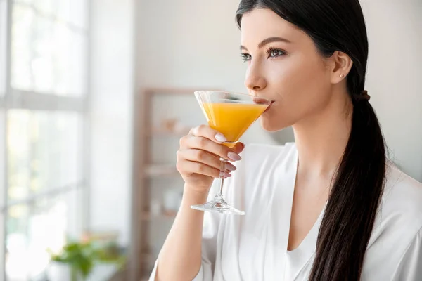 Mooie Jonge Vrouw Drinken Cocktail Badkamer — Stockfoto