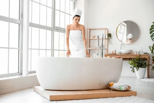 Mulher Bonita Preparando Para Tomar Banho Casa — Fotografia de Stock