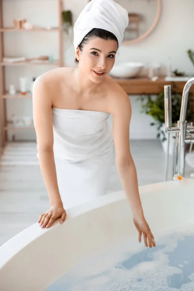 Mujer Bastante Joven Preparándose Para Tomar Baño Casa —  Fotos de Stock