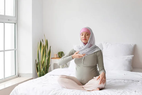 Mulher Muçulmana Grávida Meditando Cama Casa — Fotografia de Stock