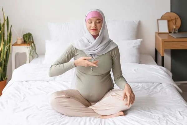 Mulher Muçulmana Grávida Meditando Cama Casa — Fotografia de Stock