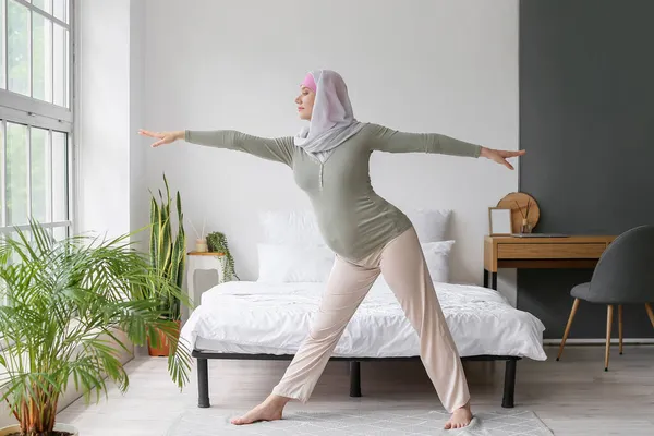 在家里做瑜伽的穆斯林孕妇 — 图库照片