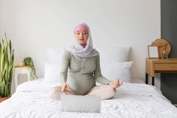 Schwangere Muslimin Meditiert Mit Laptop Hause Bett — Stockfoto
