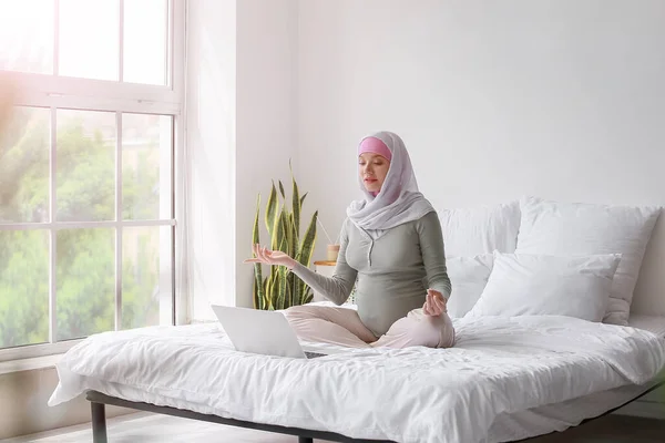 Mulher Muçulmana Grávida Com Laptop Meditando Cama Casa — Fotografia de Stock