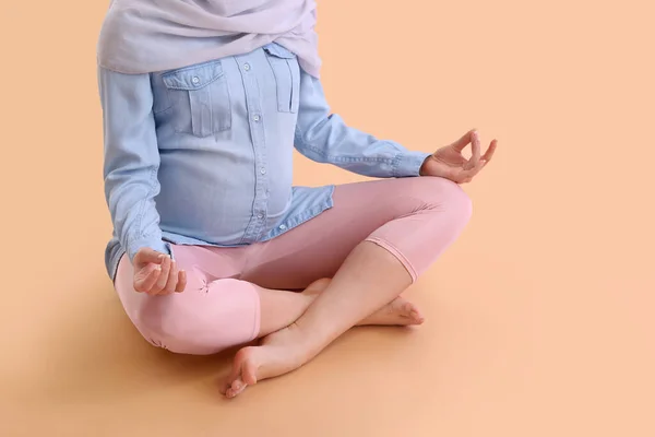 Schwangere Muslimin Meditiert Auf Beigem Hintergrund Nahaufnahme — Stockfoto